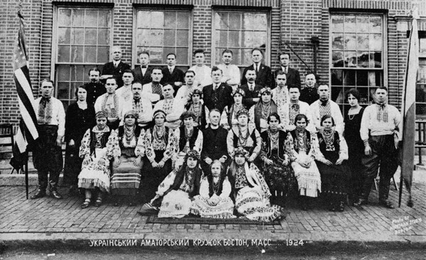 Ukrainian amateur theatrical group with Fr. J. Pelechowych, 1924
